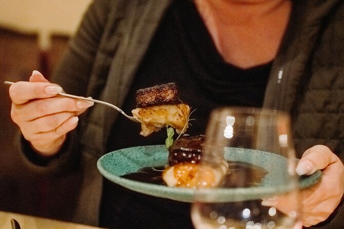 Bohemian Barcelona Neighborhood Evening Tapas & Wine Tour - Key points at a glance