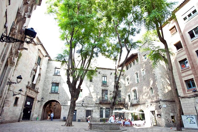 Boqueria & St Caterina Markets with Food & Tapas Small Group Tour - Walking Barcelona’s Old Town between bites
