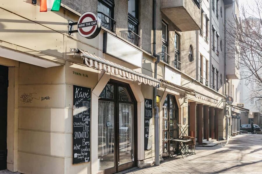 Budapest: Hungarian Wine Tasting with 8 Wines and Tapas - Farm foods that make the wine taste better