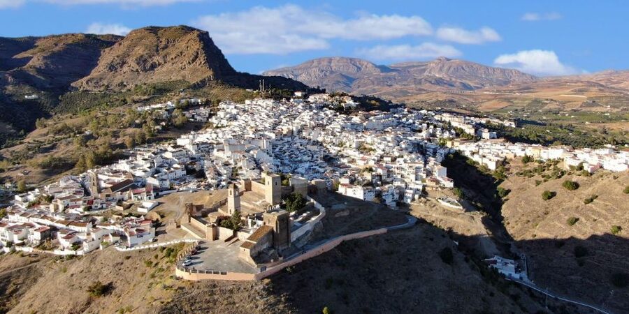 Caminito del Rey & White Village Tour with Tapas from Málaga - Álora gives the day a local beginning