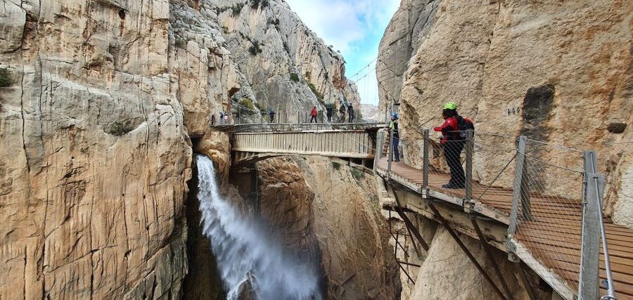 Caminito del Rey & White Village Tour with Tapas from Málaga - Who should book this experience?