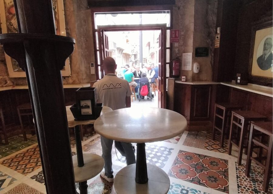 Cartagena: Guided Walking Tour with Tapas and Drinks - Three food stops with time to sit