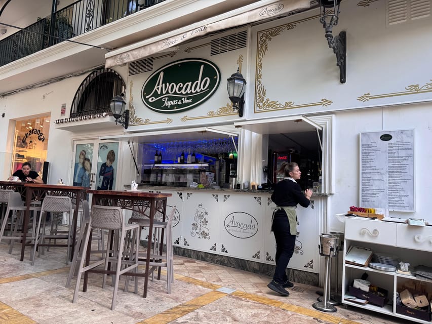Estepona old town tour with tapas tasting - Watching daily life at the fishing port
