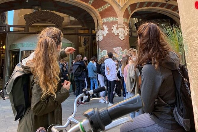 Familly friendly traditions & food tour: tailored tapas & games! - Why this Barcelona food tour works for families