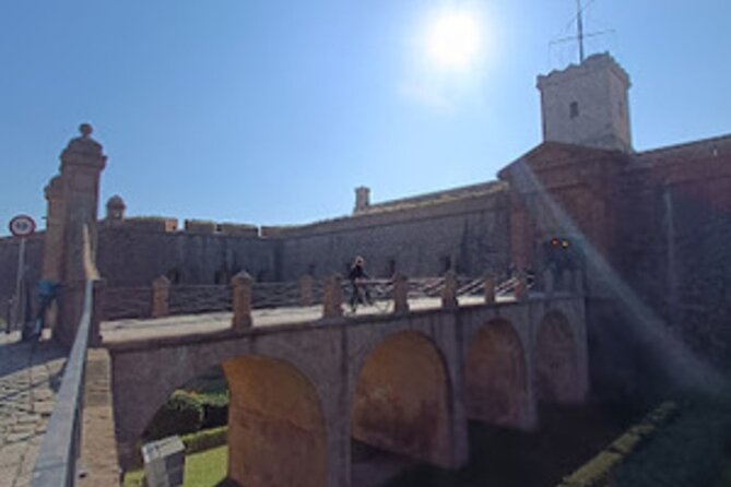 Familly friendly traditions & food tour: tailored tapas & games! - What the guide adds to the route