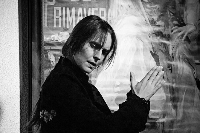 Flamenco Show in Seville at Bar and Tapas - Why the Santa Cruz Location Matters