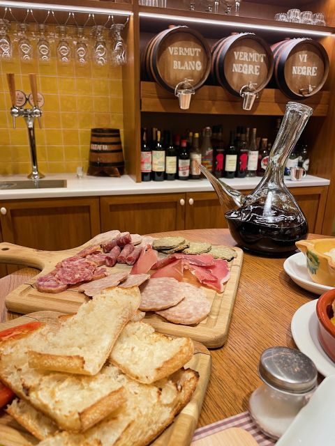 Girona Evening Food Tour & Tapas Bar Experience - Meeting Paula at Plaça de la Independència