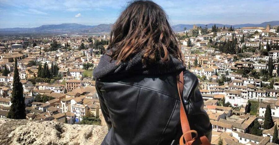 Granada Albaicín: 2.5-Hour Tapas & Drinks Walking Tour - Walking through Moorish lanes and city viewpoints