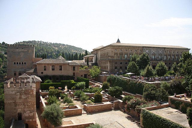 Granada Albaicín: 2.5-Hour Tapas & Drinks Walking Tour - Who will enjoy this evening most