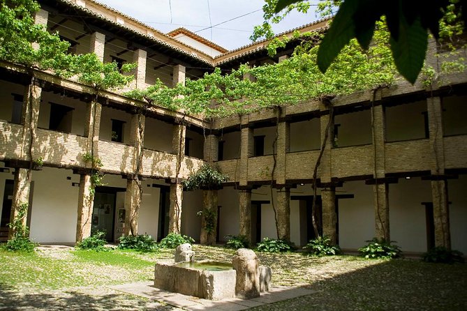 Granada and Albaicin: Wine and Tapas Tour - Climbing through the Albaicín