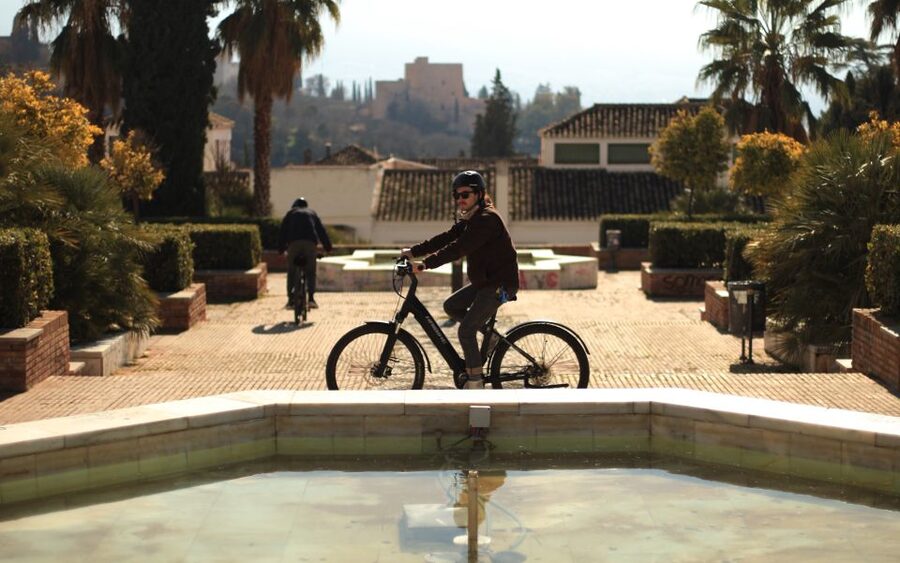 Granada: Highlights & Viewpoints eBike Tour with Tapas Break - Tapas, drinks, and a pause in the city