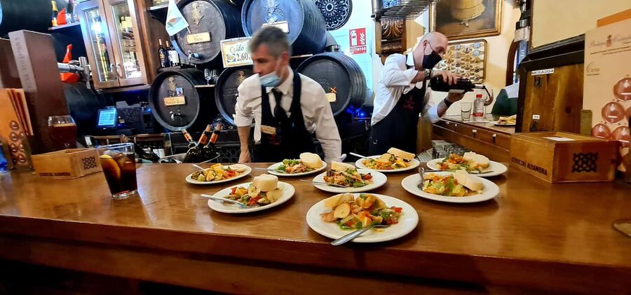 Granada: Spanish Tapas Tour with Local Guide. All included. - Key points to know before booking