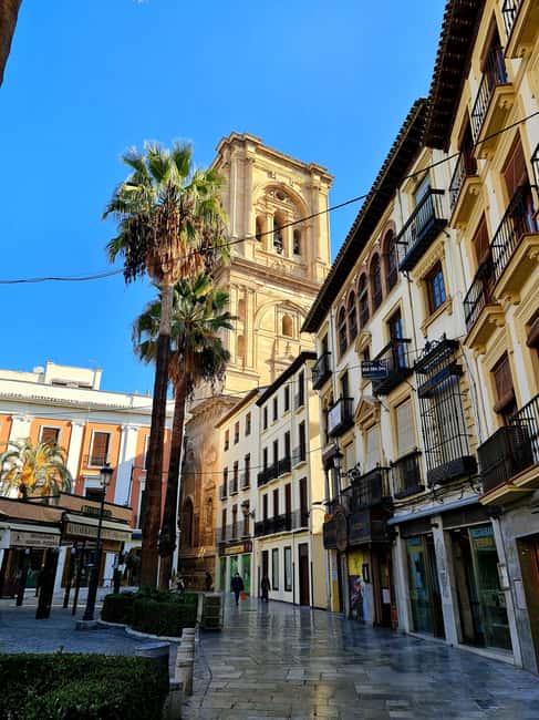 Granada: Spanish Tapas Tour with Local Guide. All included. - Second stop: a surprise bar with a Granada story