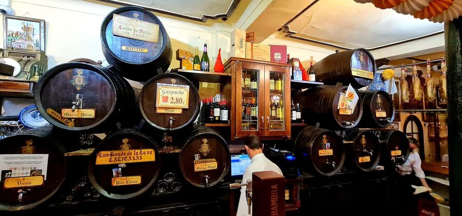 Granada: Spanish Tapas Tour with Local Guide. All included. - What the $88 price really covers