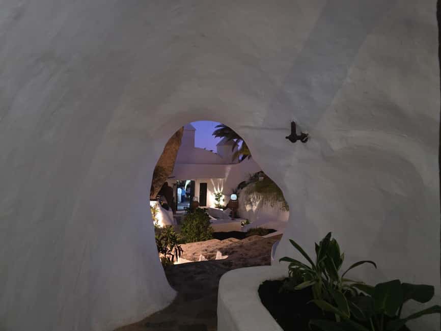 Lanzarote: Evening Tapas, Winery & Lagomar Experience - Guides, languages, and the human side of the tour