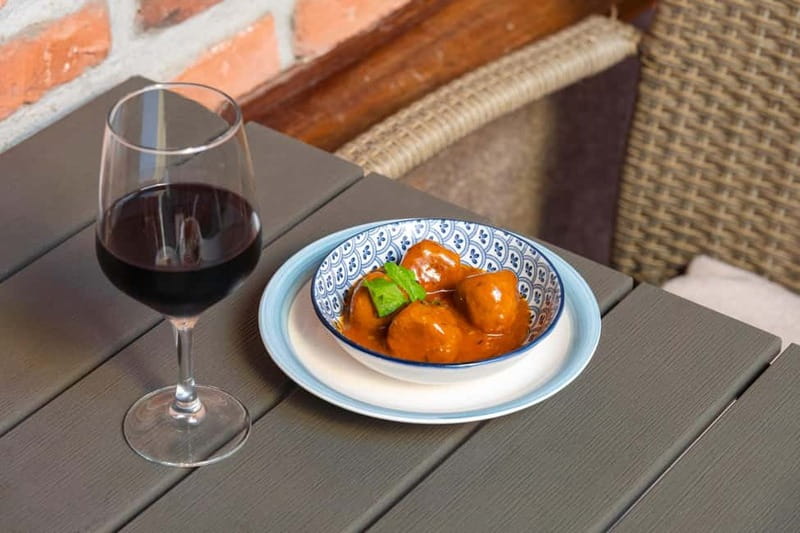 Las Palmas: Gourmet Tapas and Wine Tour in the Old Town - Finishing at El Vasco de Vegueta