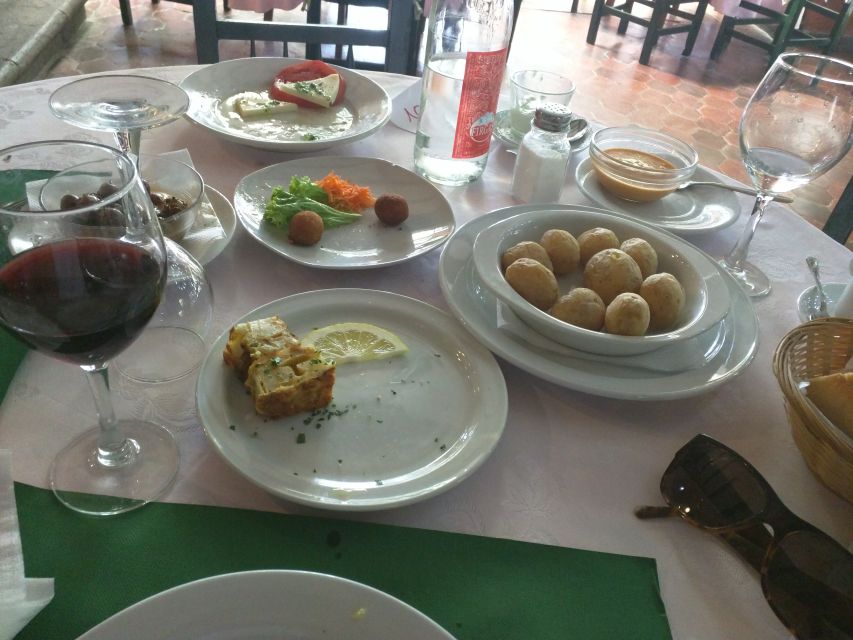 Las Palmas: Private Old City Guided Walking Tour with Tapas - The value of a private guide
