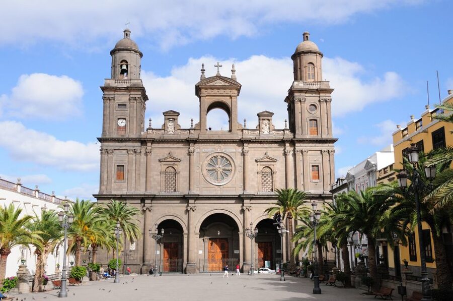 Las Palmas: Private Old City Guided Walking Tour with Tapas - Price, timing, and who gets good value