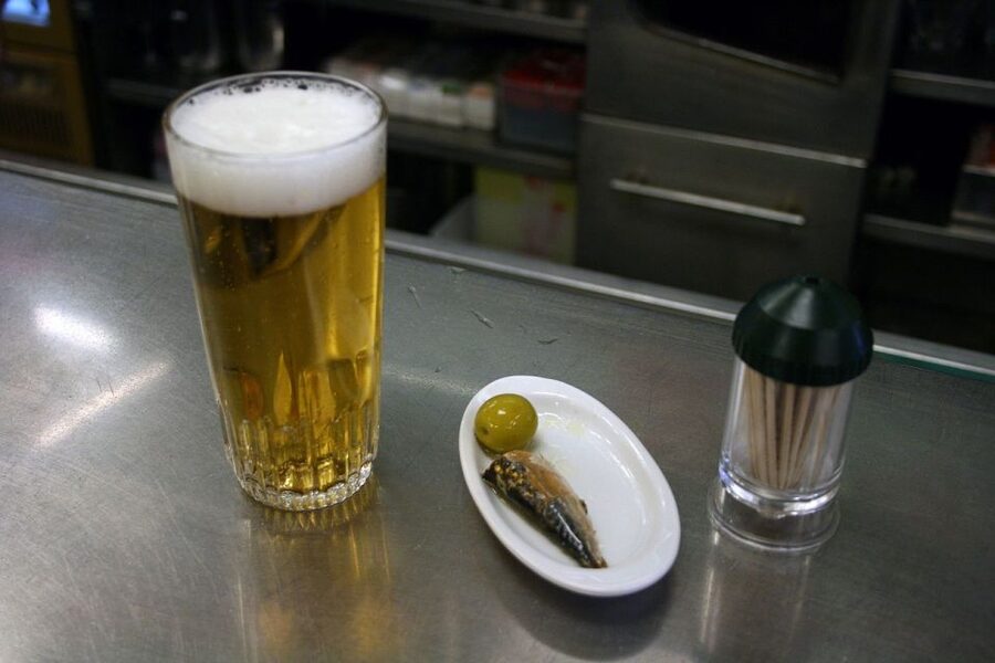 Las Palmas: Tapas and Drinks in the Beauty of the Old City - The second venue and a different side of the neighborhood