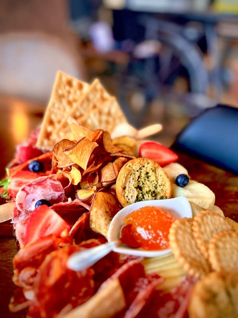 Lisbon: Premium Wine and Tapas Tasting Session - A sommelier who reads the table