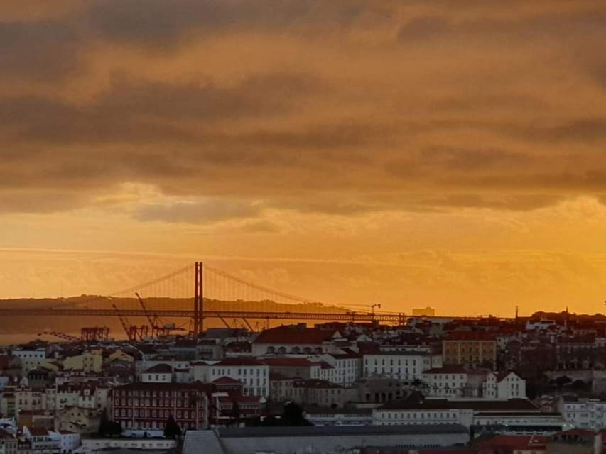 Lisbon: Private Highlights Tuk-Tuk Tour with Tapas and Wine - Key points to know before booking
