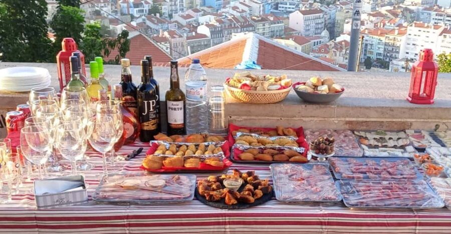Lisbon: Private Highlights Tuk-Tuk Tour with Tapas and Wine - Meeting the guide at Hard Rock Cafe