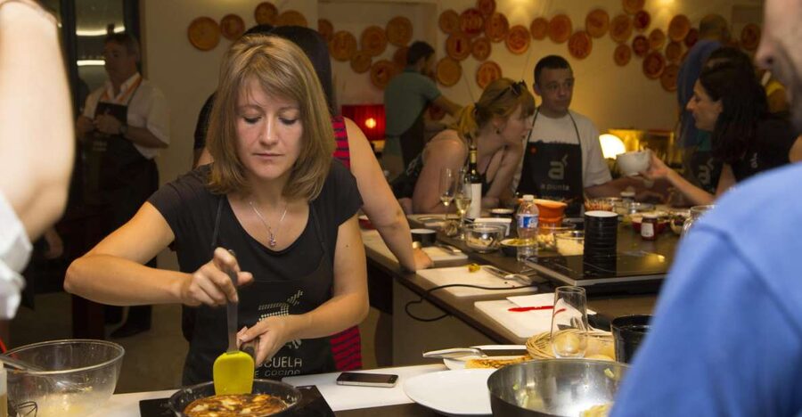 Madrid: 10 Tapas 2.5-Hour Cooking Class - What happens during the 2.5 hours