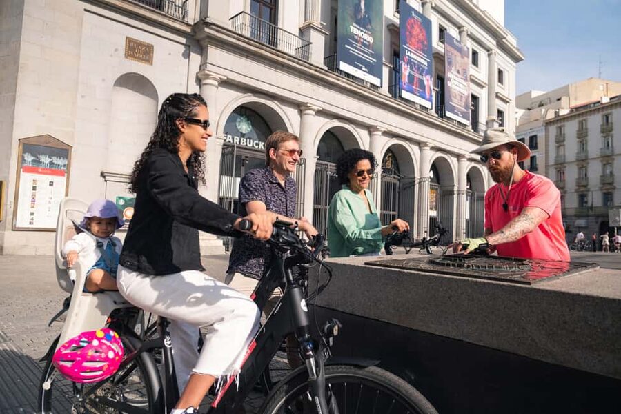 Madrid: 3 h. Guided Highlights Bike Tour with Optional Tapas - Almudena Cathedral and Plaza de la Villa