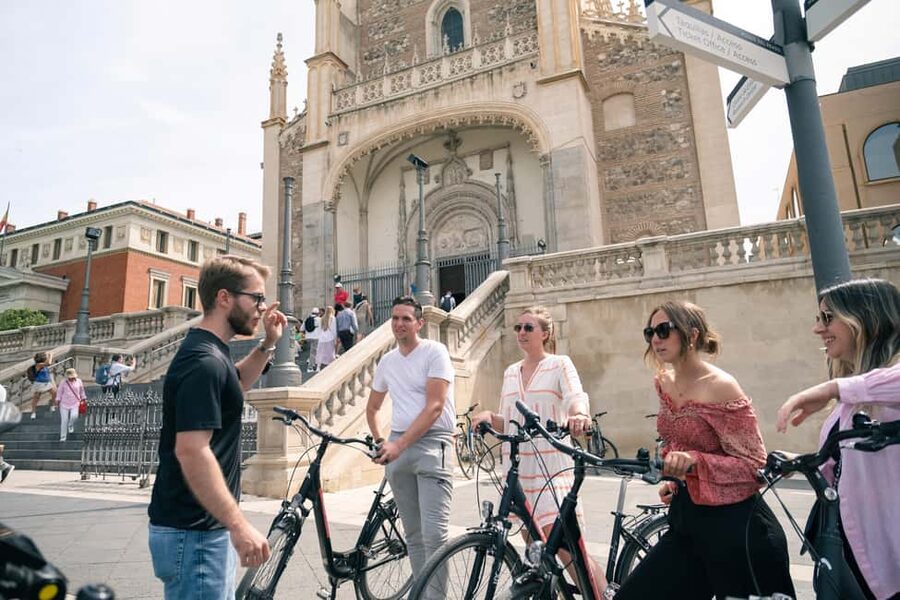 Madrid: 3 h. Guided Highlights Bike Tour with Optional Tapas - San Miguel Market and Plaza Mayor