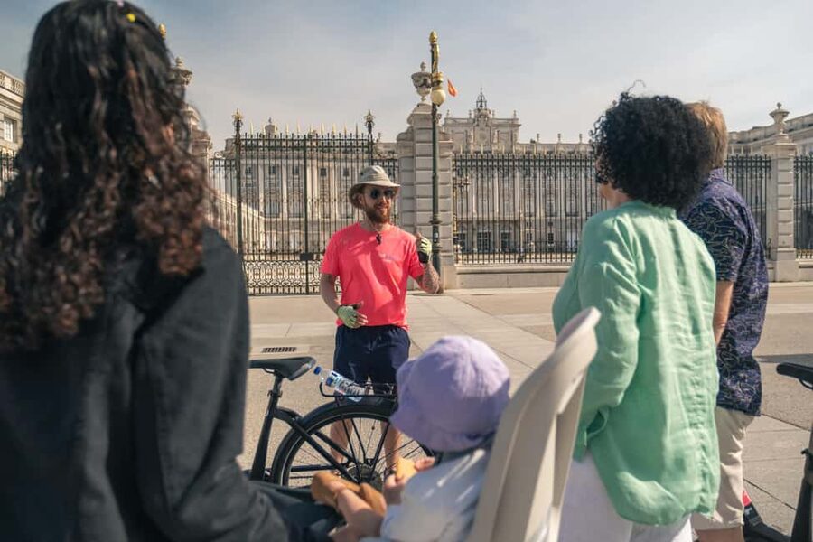 Madrid: 3 h. Guided Highlights Bike Tour with Optional Tapas - The Prado Museum and the route toward Retiro