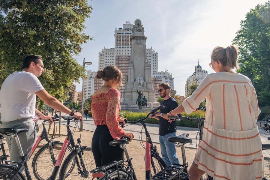 Madrid: 3 h. Guided Highlights Bike Tour with Optional Tapas - Plaza de Oriente and the Royal Palace