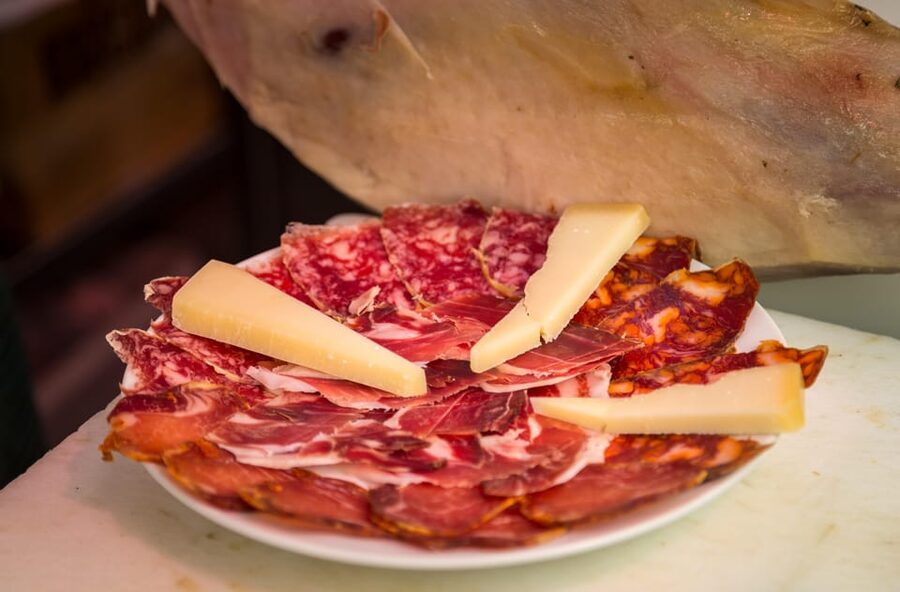 Madrid: Authentic Tapas Evening Tour with a side of History - A Madrid evening that begins at Plaza Isabel II