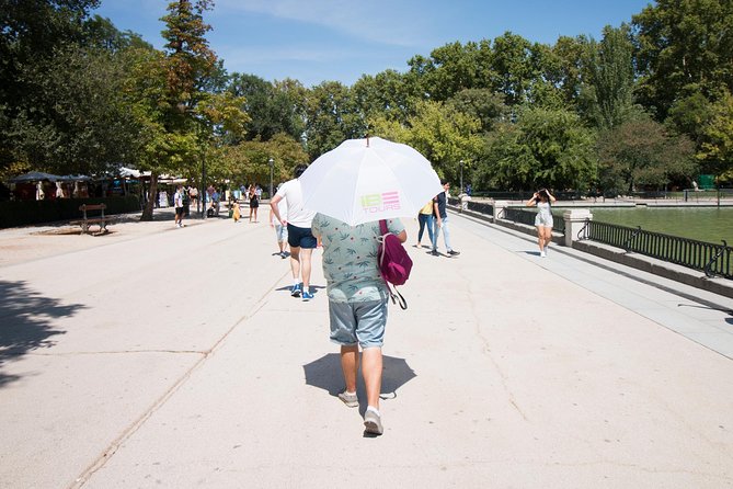 Madrid: El Retiro Park Guided Tour and Tapas - The park lake and its royal naval shows
