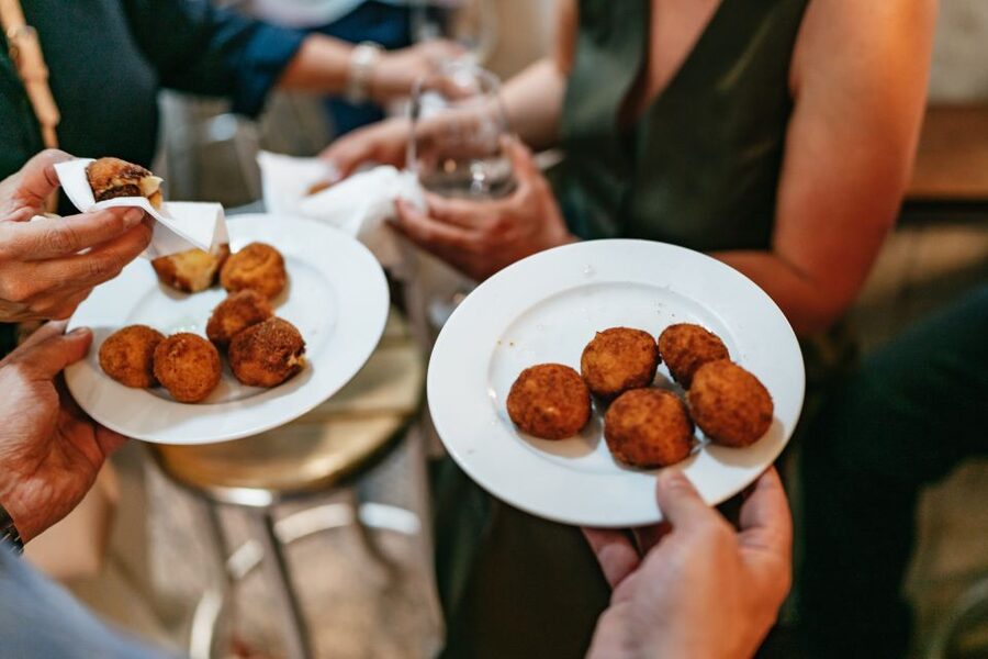 Madrid: Food & Wine Tour with 10 Tapas & 4 Drinks Included - How much walking and time should you expect?