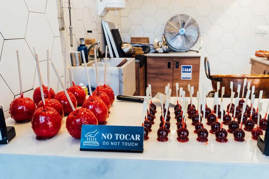 Madrid: Guided Food Tour with Tapas Tastings and Drinks - The guides make the difference