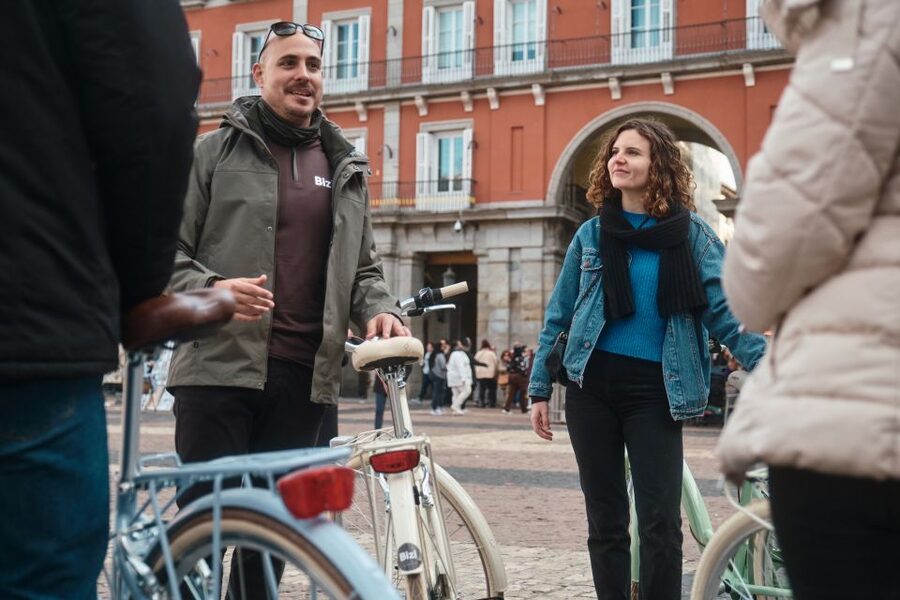 Madrid: Highlights Guided Vintage Bike Tour and Tapas Option - Retiro Park gives the ride room to breathe