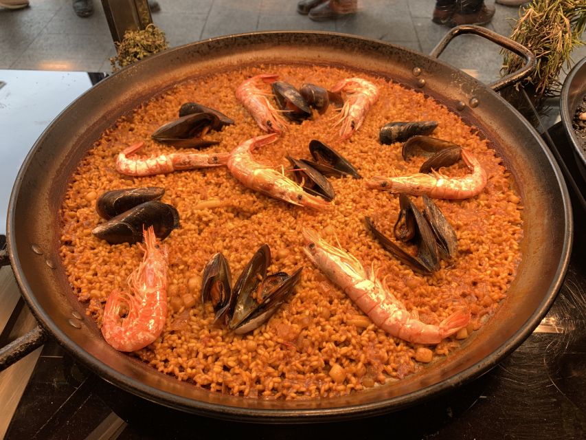 Madrid: History of Tapas Walking Tour and Tasting - What the guide adds to the experience