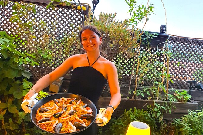 Madrid: Paella & Sangria Classes- Seafood, Chicken & Vegan option - Chopping and building the paella