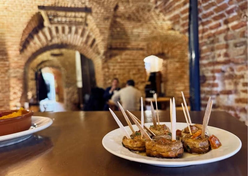 Madrid: Prado Museum and Tapas & Wine Tour with Local Guide - Plaza Mayor and the old center