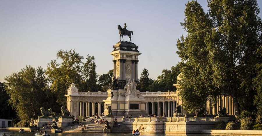 Madrid: Retiro Park Guided Tour and Tapas Tasting - The Crystal Palace, Retiro’s showpiece