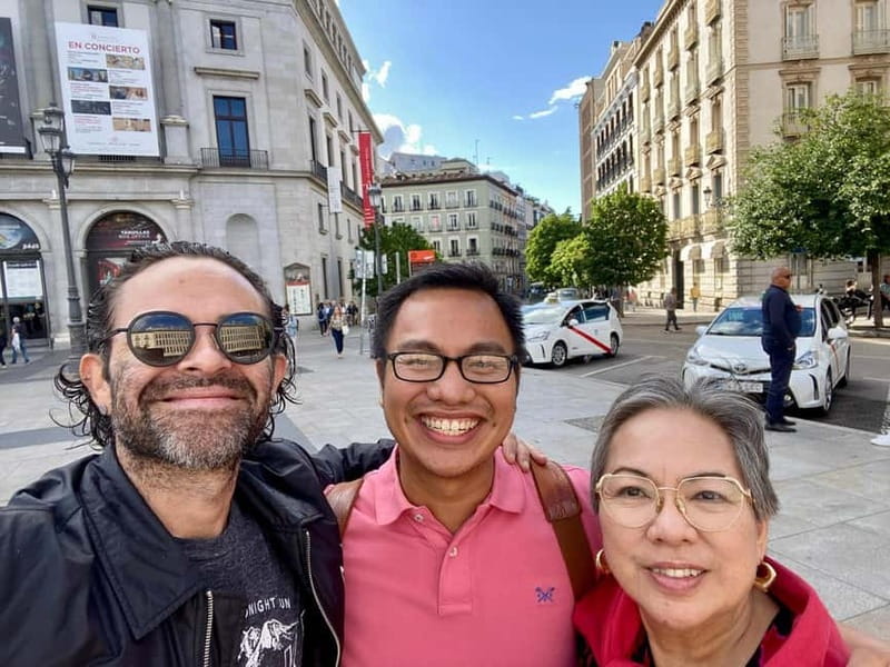Madrid: Small Group Tour with Tapas & Drinks - Key points to know before booking