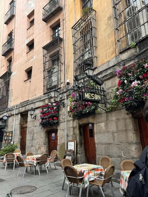 Madrid: Small Group Tour with Tapas & Drinks - Posada del Peine and Calle de la Salud