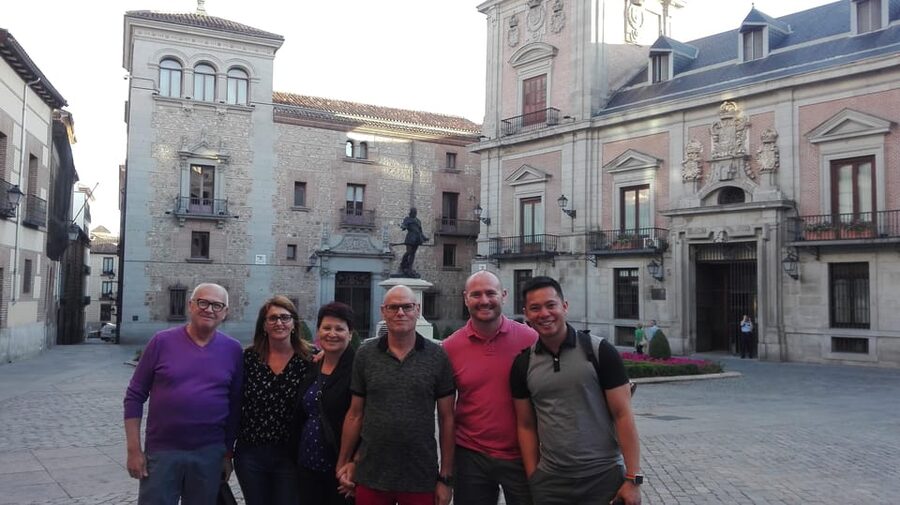 Madrid: Wine & Tapas Lunch tour - Walking Madrid’s old quarter between tastings