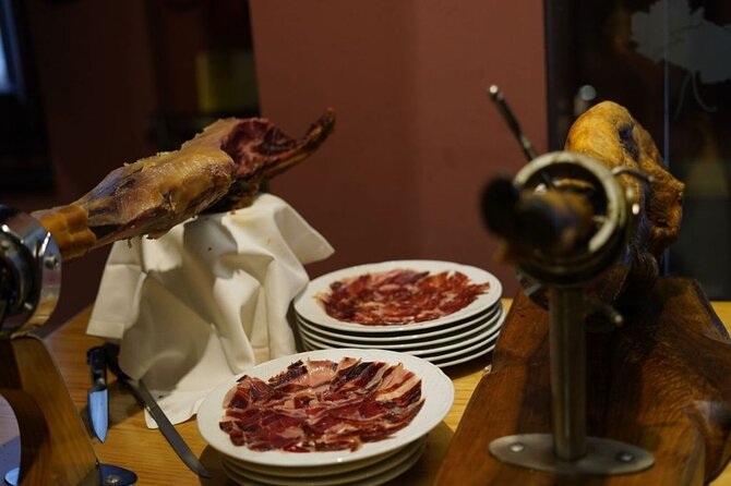 Málaga Evening Tapas Crawl Tour by Food Lover Tour - Why the small group matters