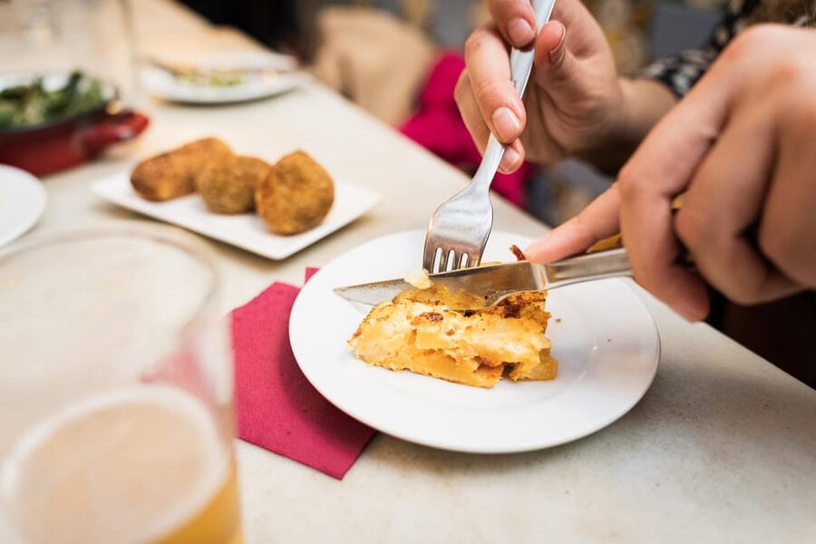 Malaga: Food Tour with Local Guide, Tapas, and Drinks - Drinks that turn the meal into an evening out