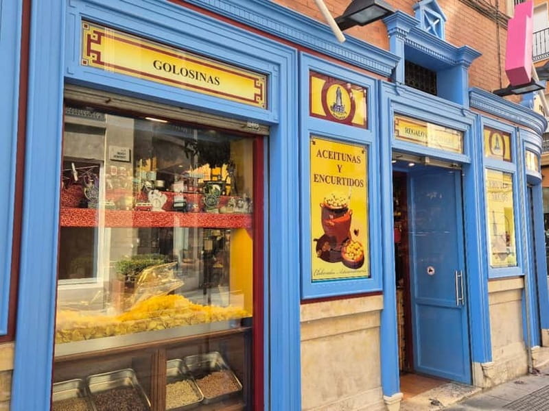 Málaga: Highlights Walking Tour with Drinks and Tapas - Atarazanas Market and the working side of the center