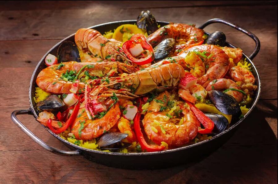 Malaga: PREMIUM TAPAS TOUR Paella, Tapas, Winery & Flamenco - Walking through Malaga’s historic center