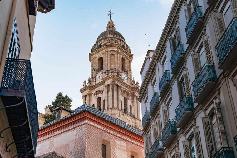 Málaga: Traditional Andalusian Tapas and Wine Tour - The guides make the walking time count