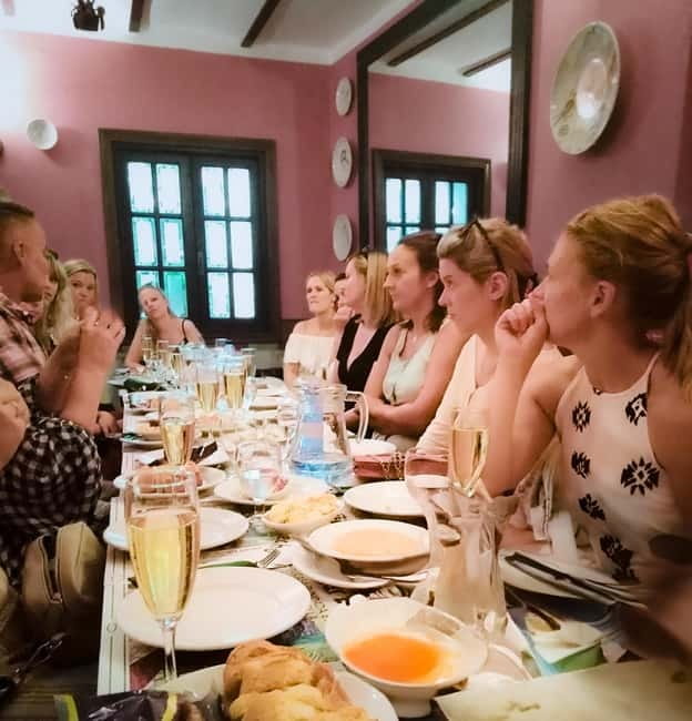 Marbella: Hidden Taverns, Tapas & Wine in the Old Town - The first Old Town walk sets the tone