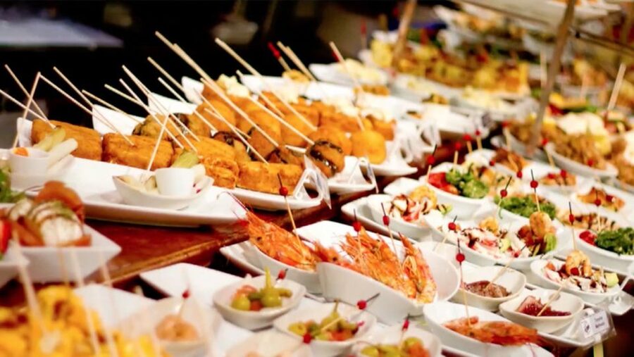 Marbella: Tour of the Old Town with Tapas & Wine - The opening walk from Parque de la Alameda